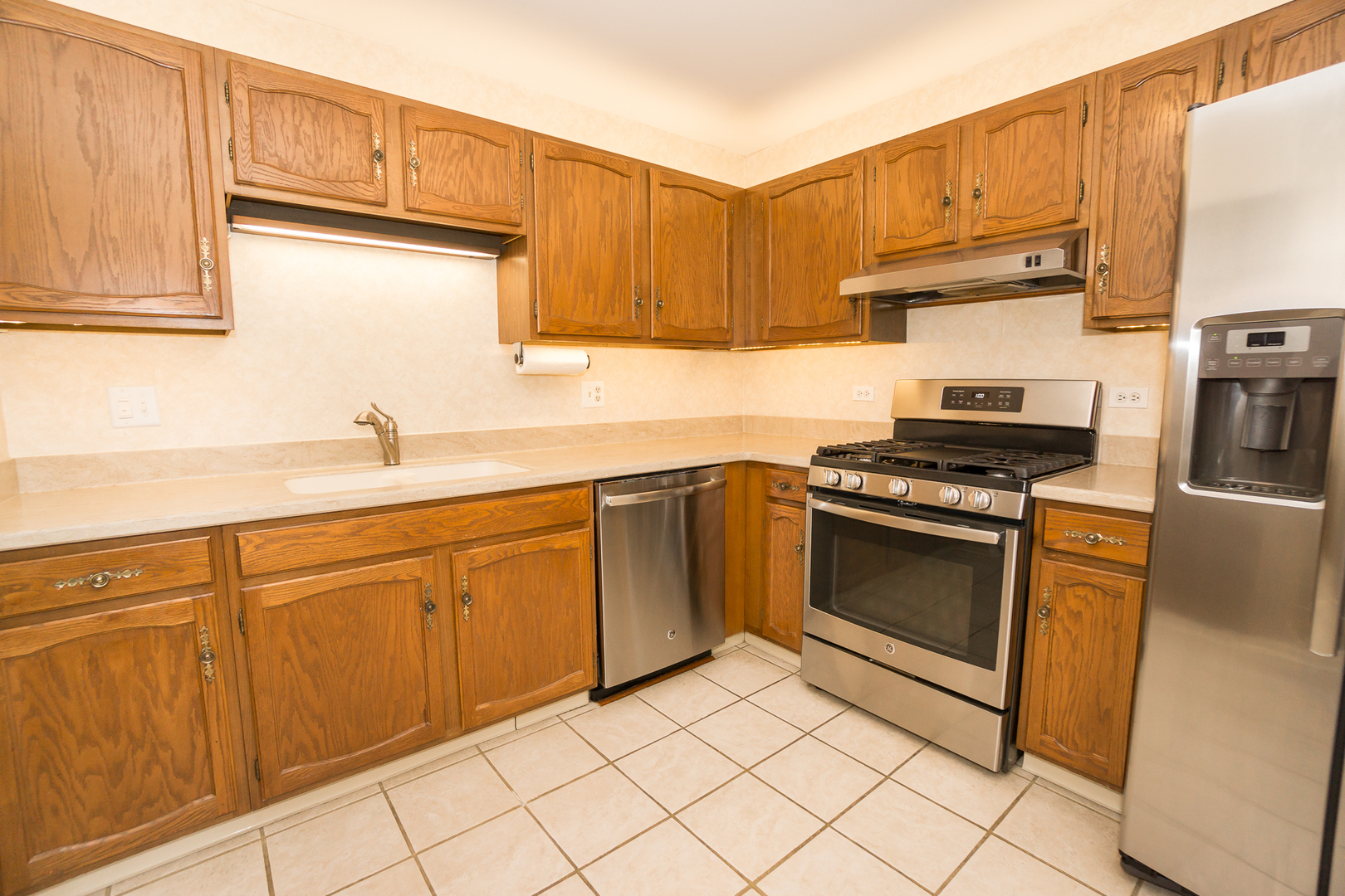 966 Cumberland Court #B2, Roselle, IL 60172