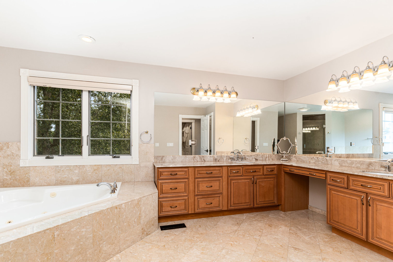 121 Florence Avenue, Inverness, IL 60010