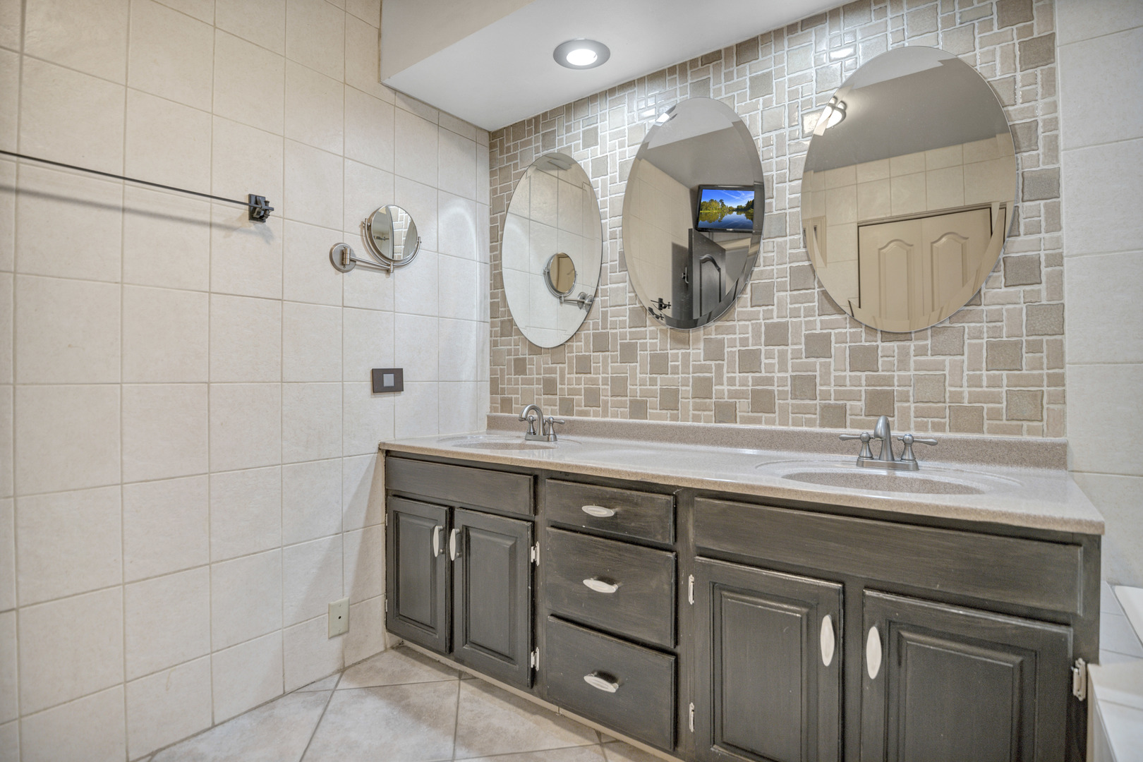117 Oneida Court, Bloomingdale, IL 60108