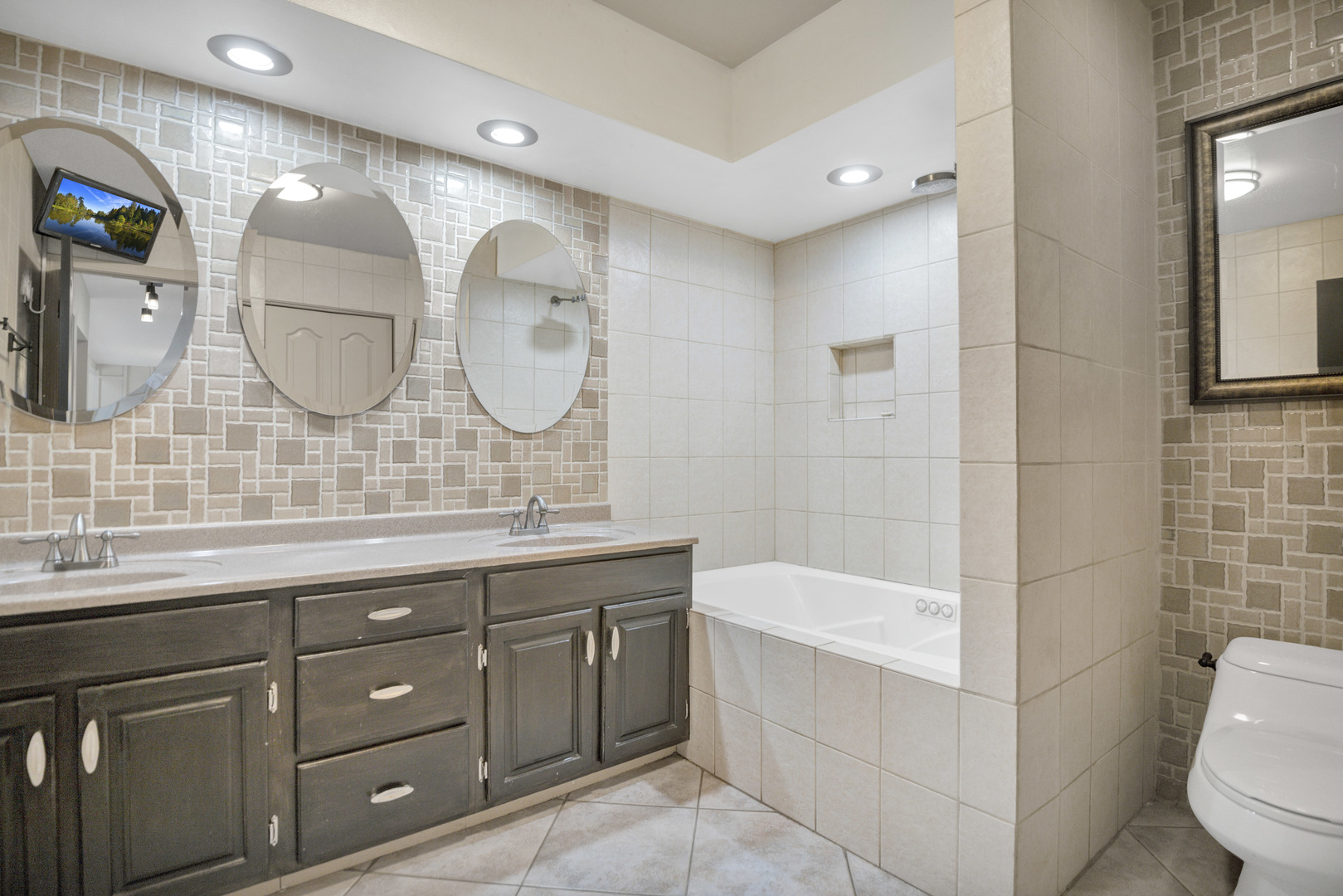 117 Oneida Court, Bloomingdale, IL 60108