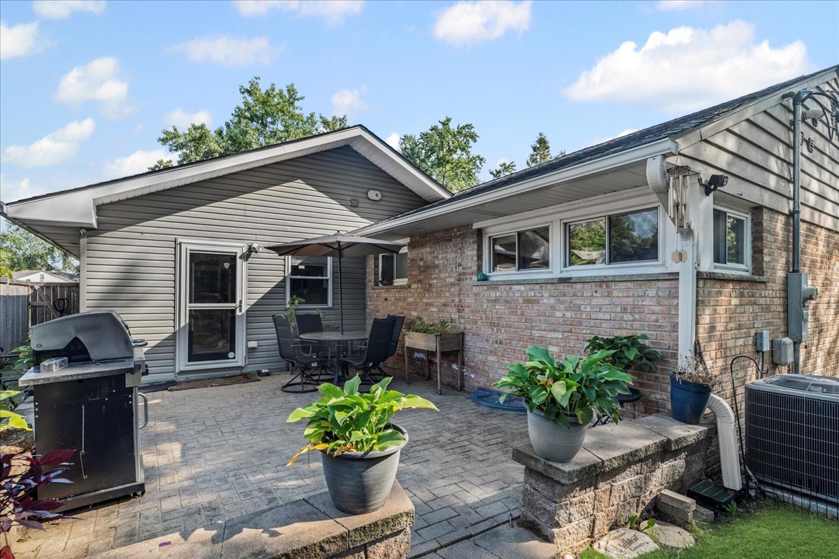 1132 Whitfield Road, Northbrook, IL 60062