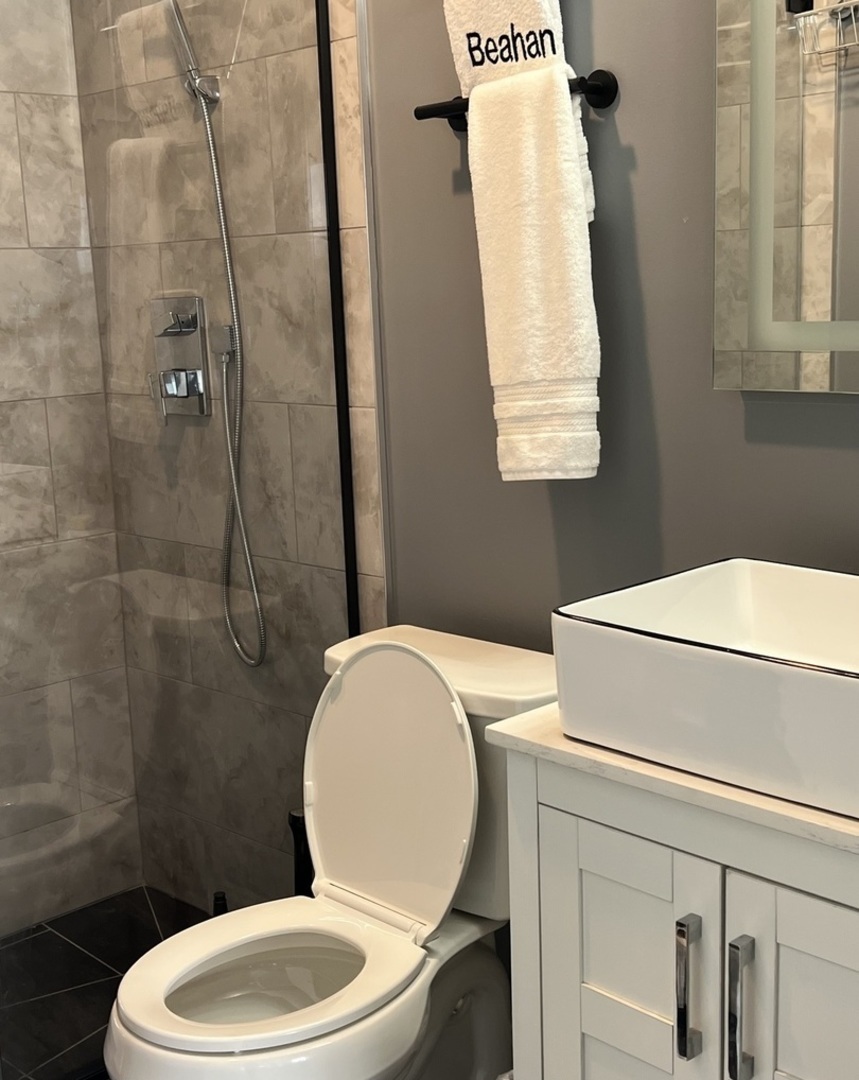 3900 N Lake Shore Drive #19A, Chicago, IL 60613