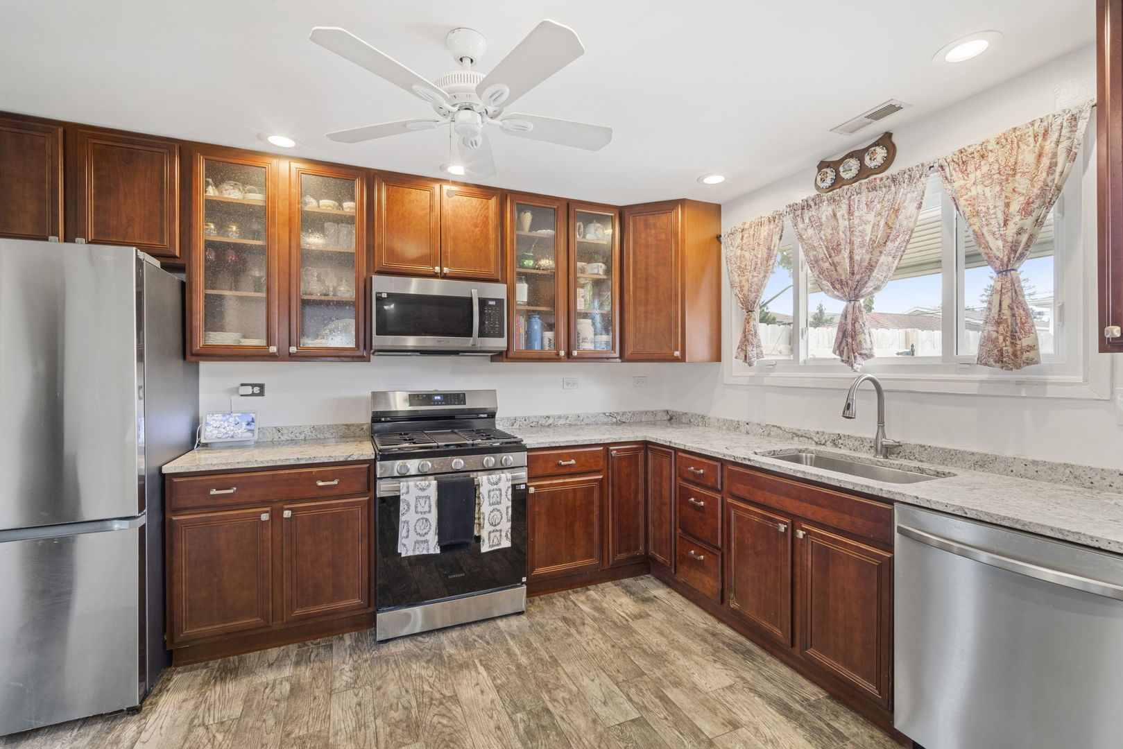 930 S 3rd Avenue, Des Plaines, IL 60016