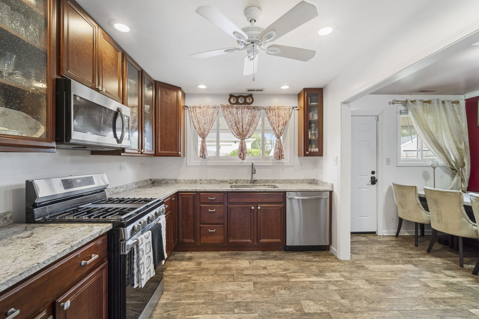 930 S 3rd Avenue, Des Plaines, IL 60016