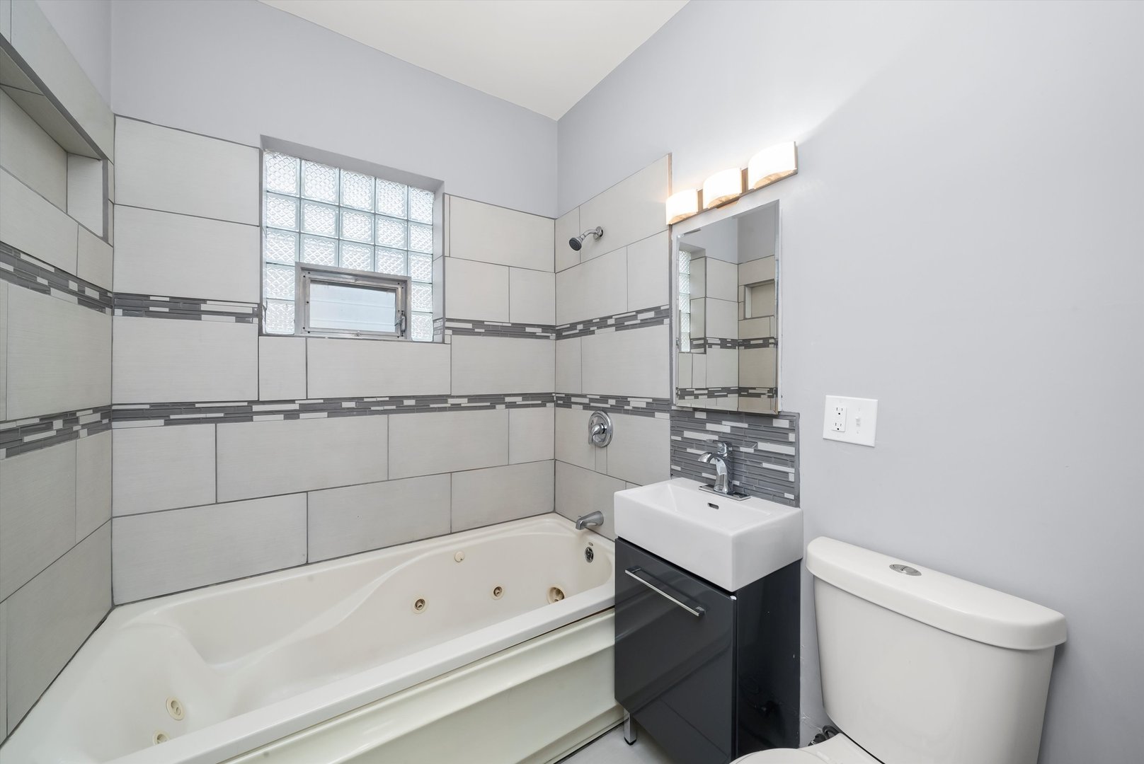 8627 S Essex Avenue, Chicago, IL 60617