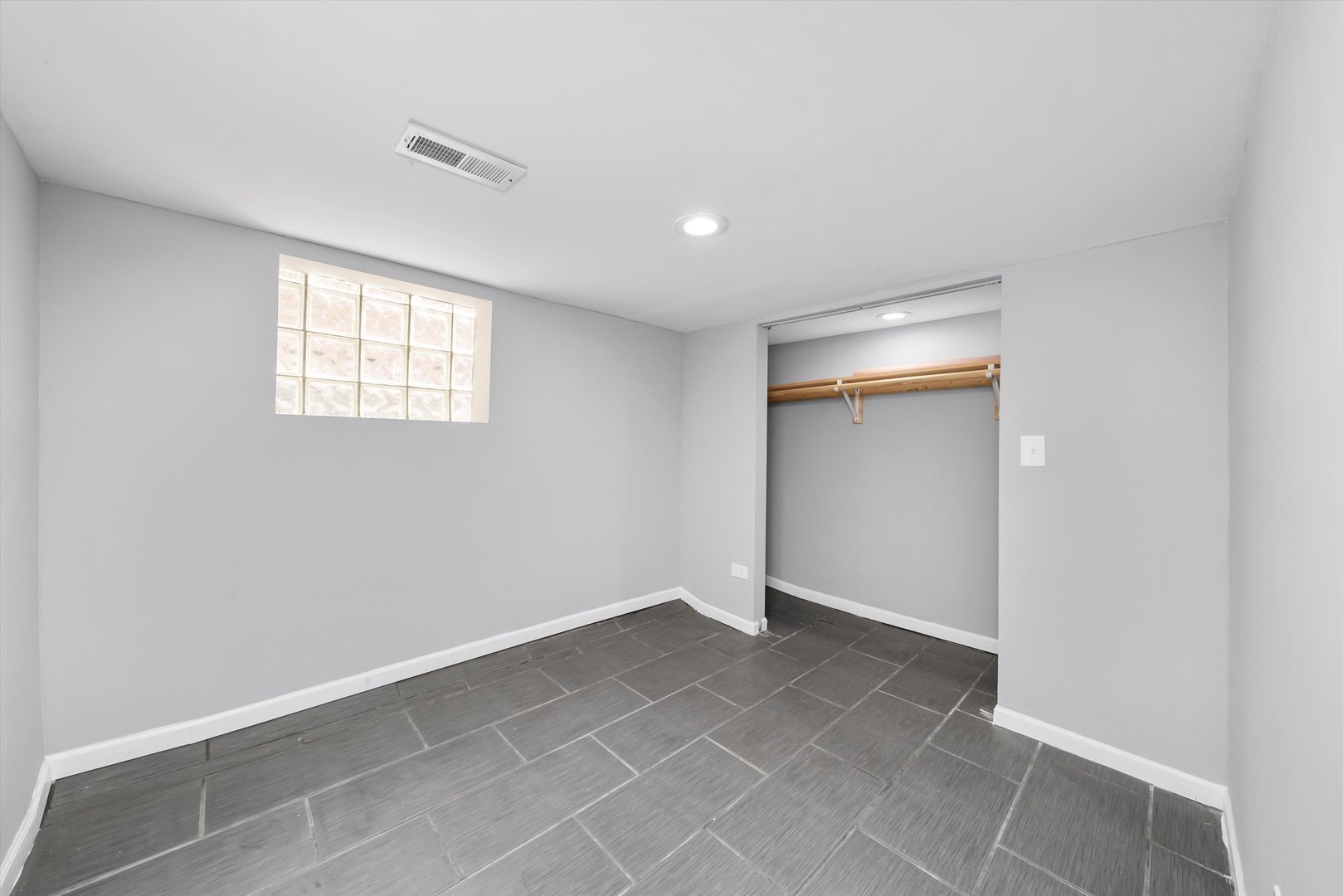 8627 S Essex Avenue, Chicago, IL 60617