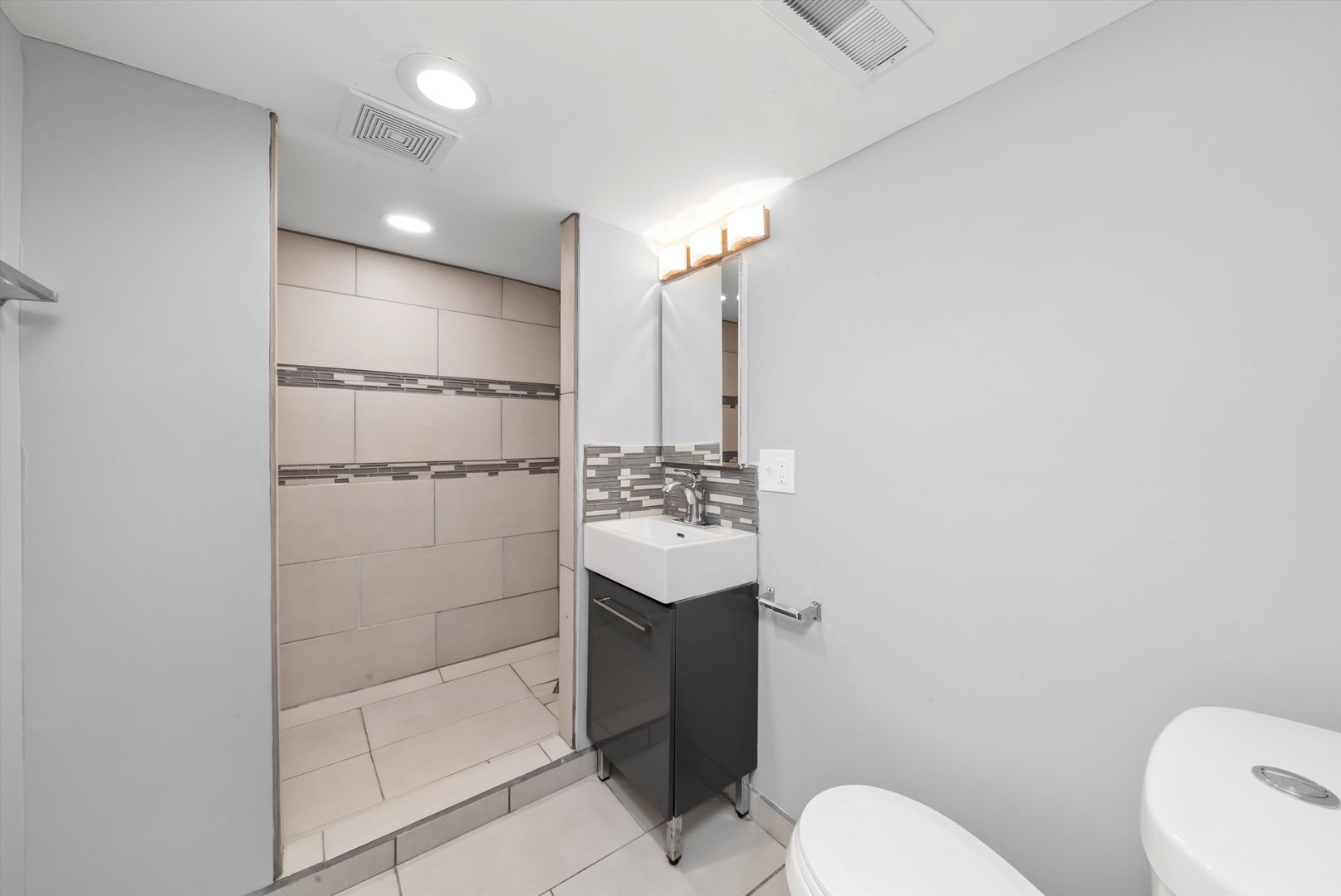 8627 S Essex Avenue, Chicago, IL 60617