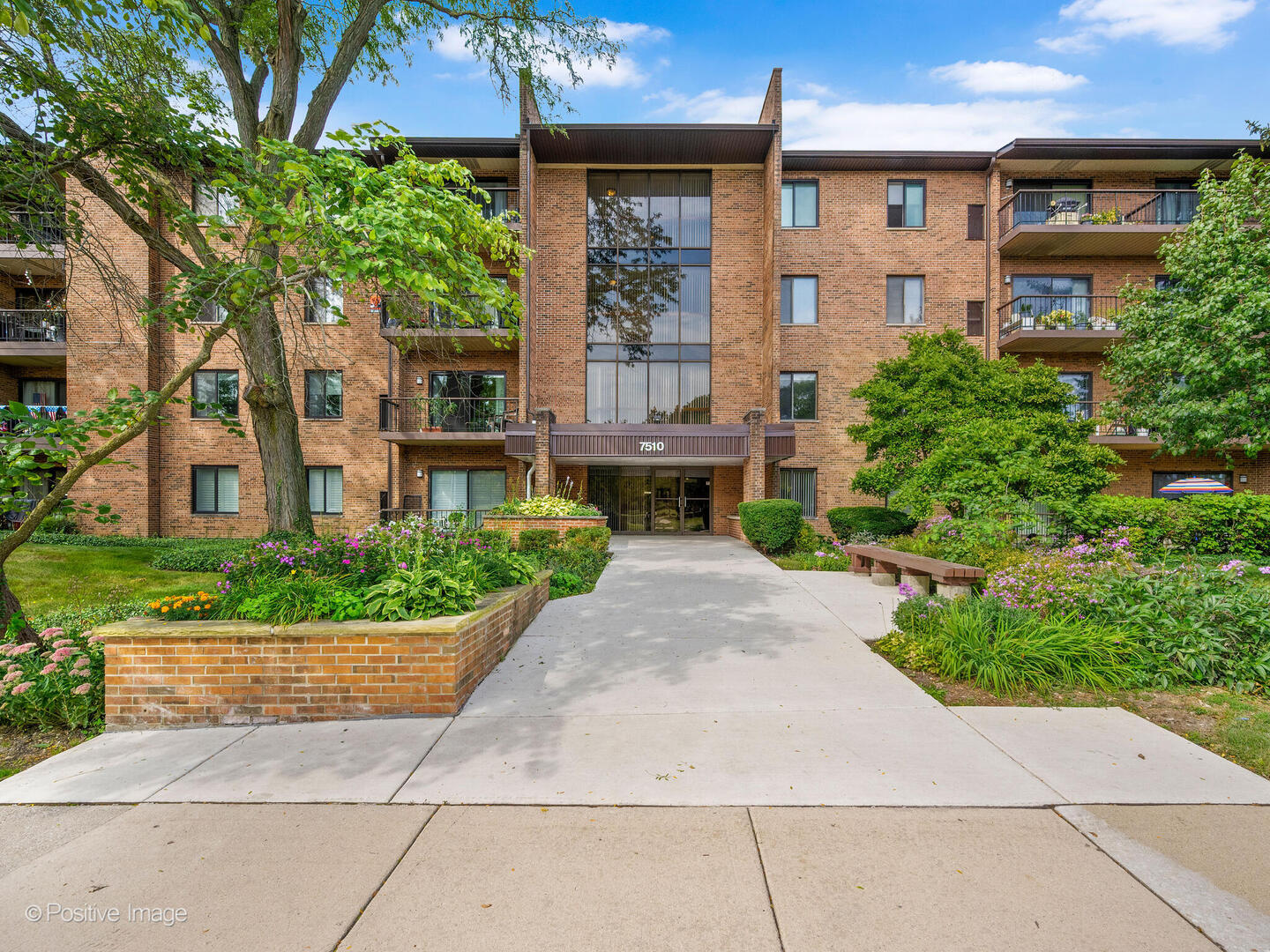 7510 Farmingdale Drive #208, Darien, IL 60561