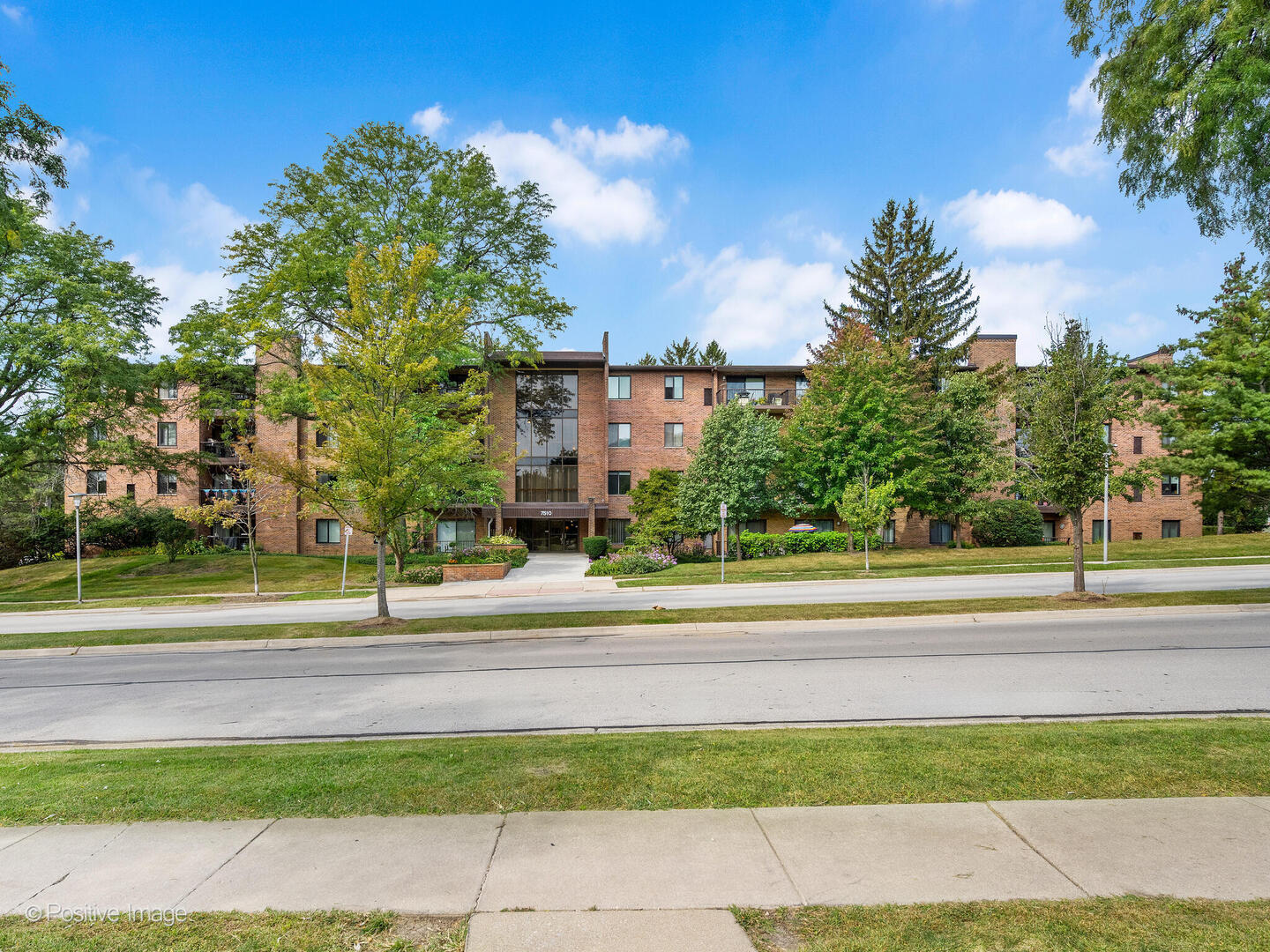7510 Farmingdale Drive #208, Darien, IL 60561