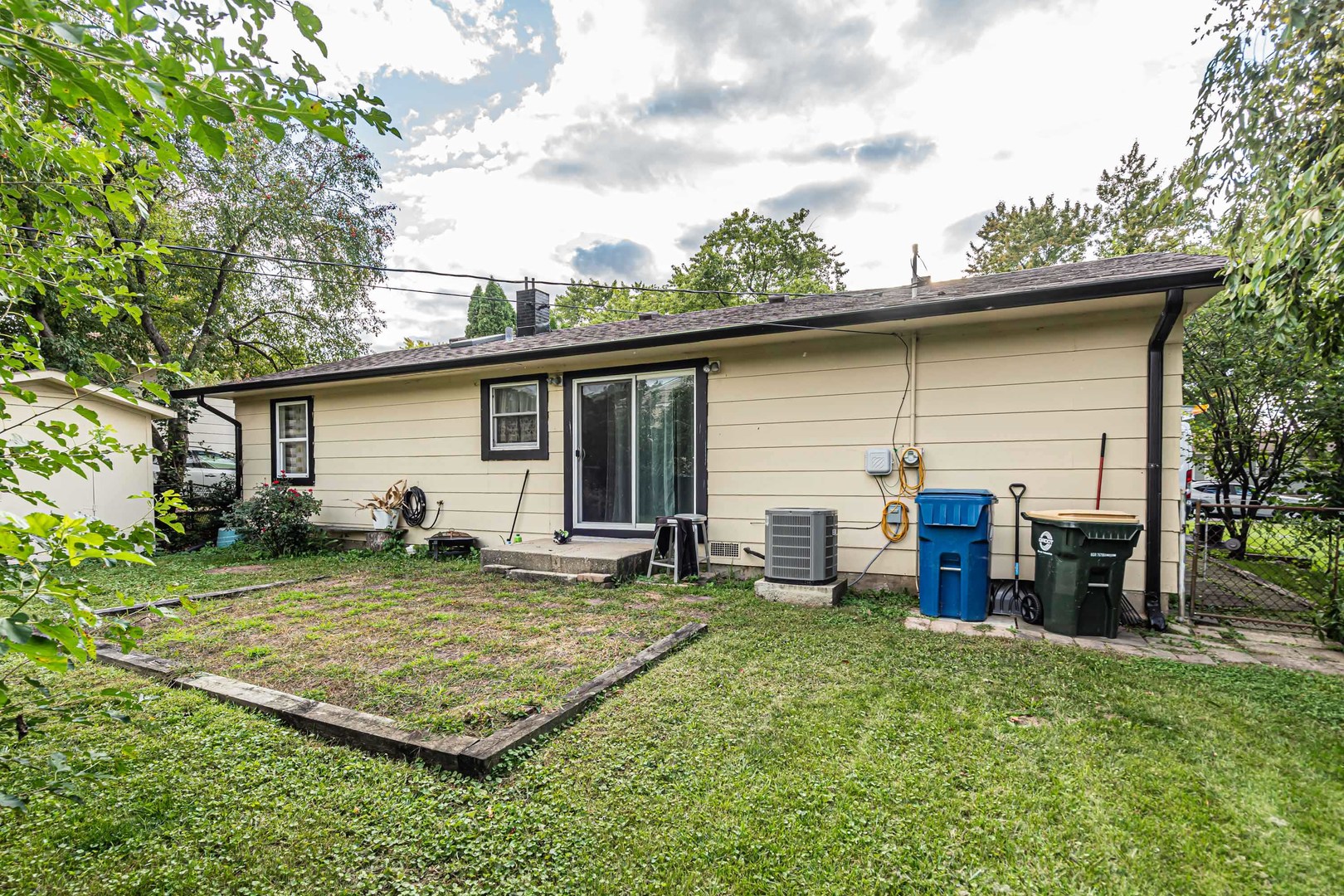 6641 Peach Tree Street, Hanover Park, IL 60133