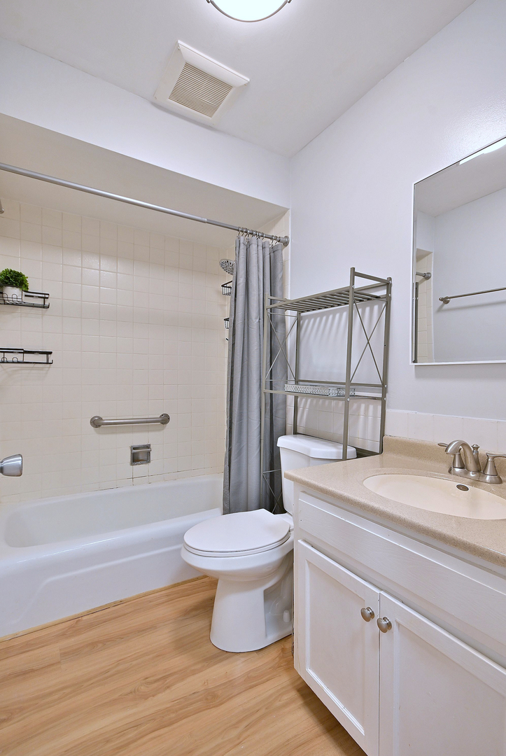814 E Old Willow Road #212, Prospect Heights, IL 60070