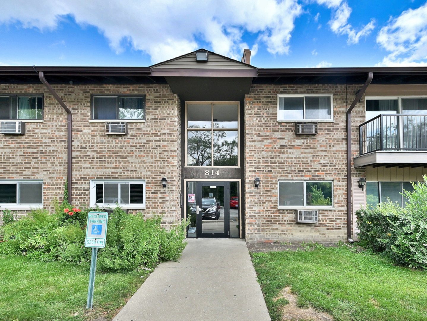 814 E Old Willow Road #212, Prospect Heights, IL 60070