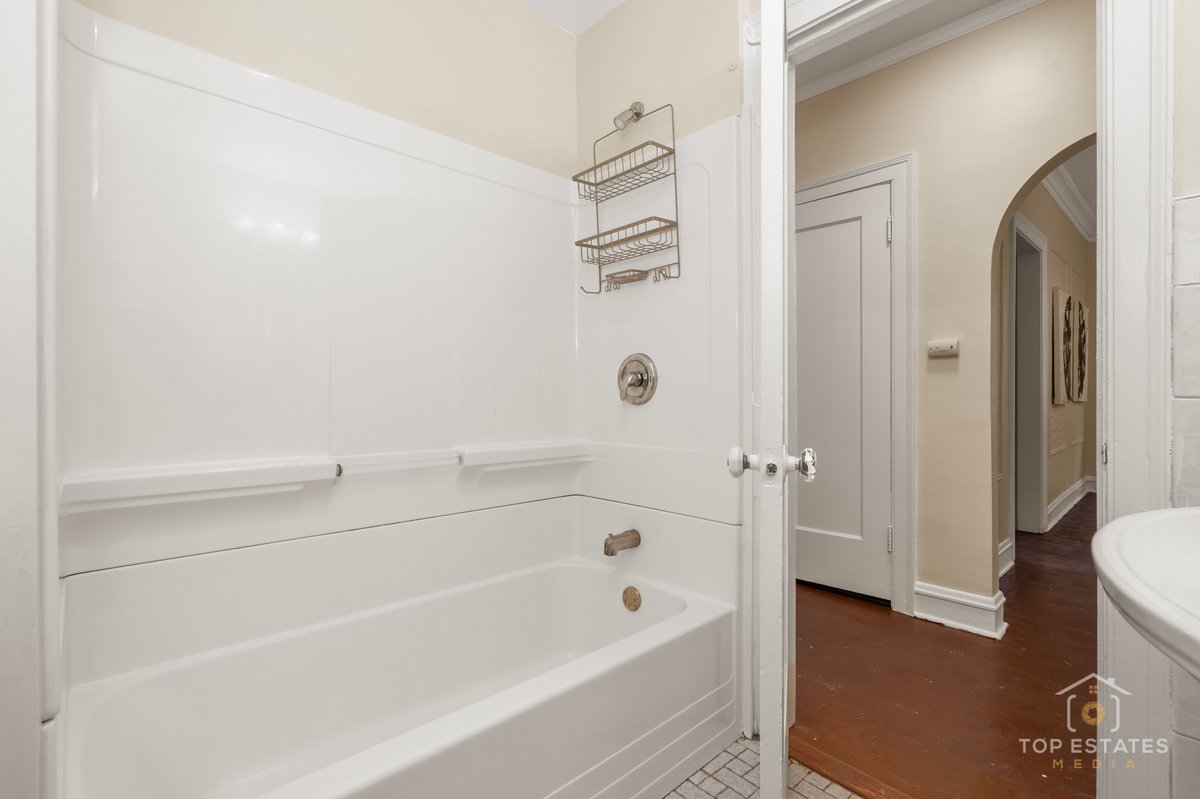 6738 N Rockwell Street #2, Chicago, IL 60645