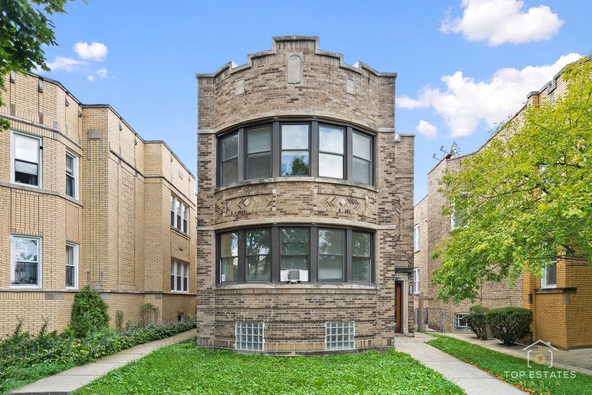 6738 N Rockwell Street #2, Chicago, IL 60645