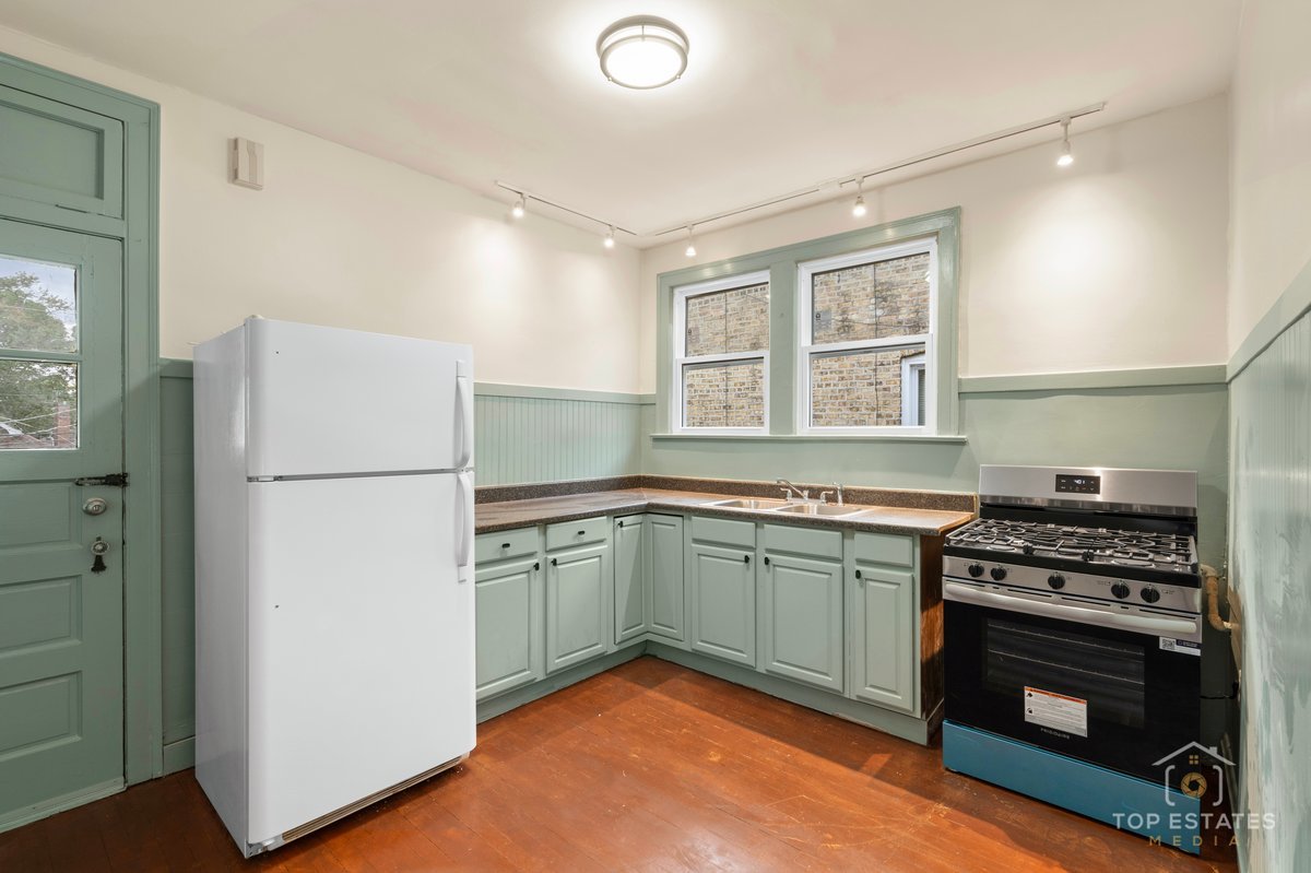 6738 N Rockwell Street #2, Chicago, IL 60645