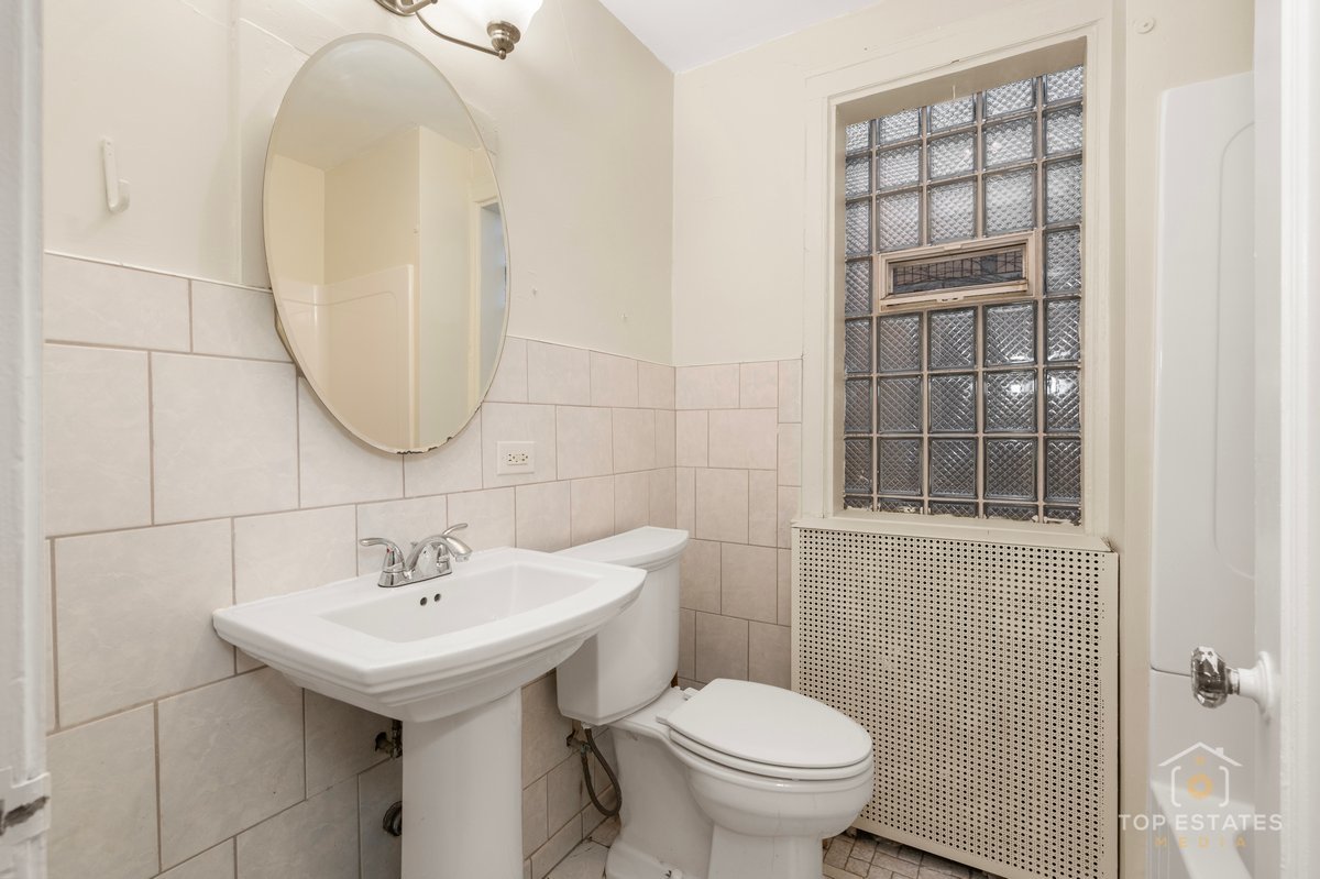 6738 N Rockwell Street #2, Chicago, IL 60645