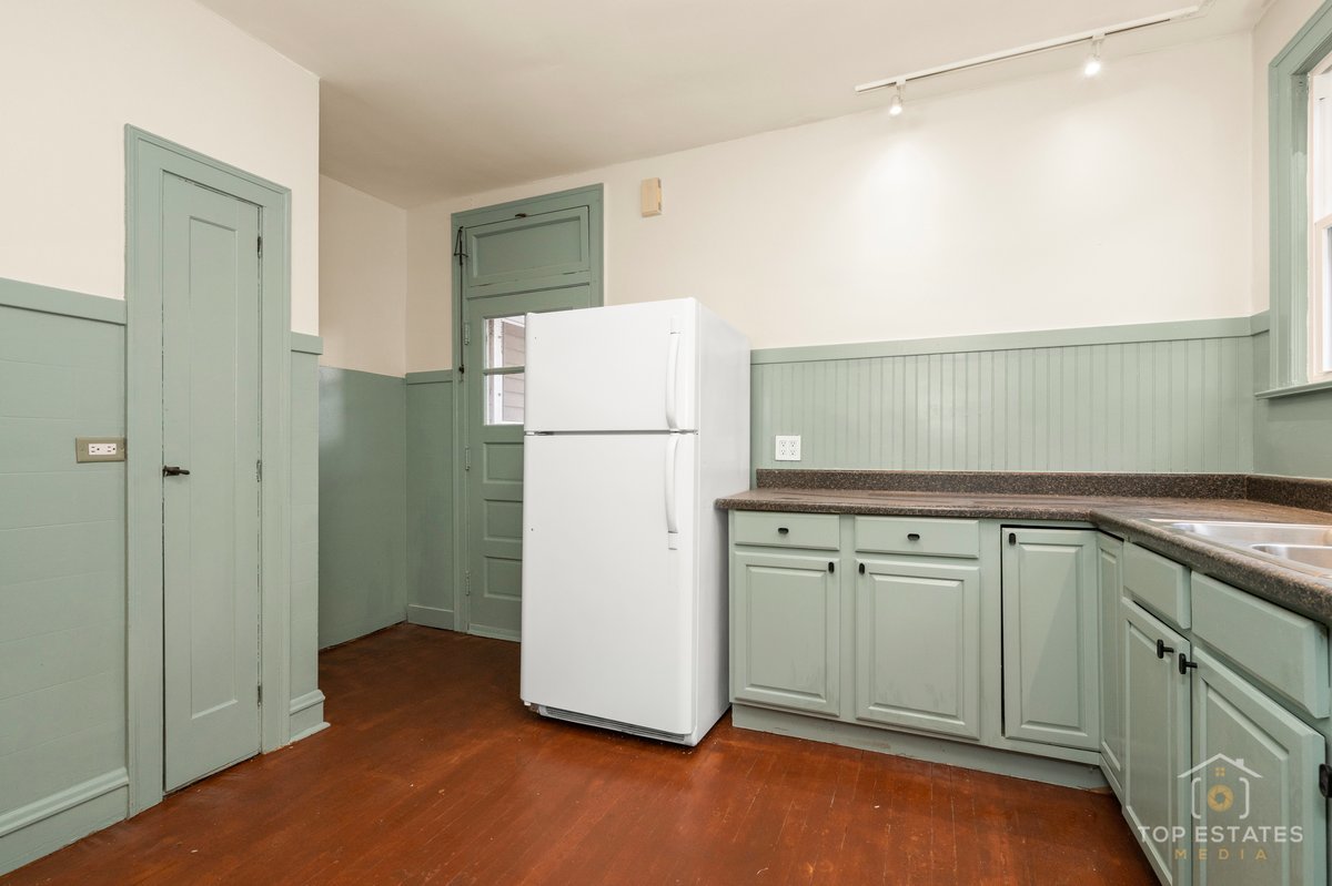 6738 N Rockwell Street #2, Chicago, IL 60645