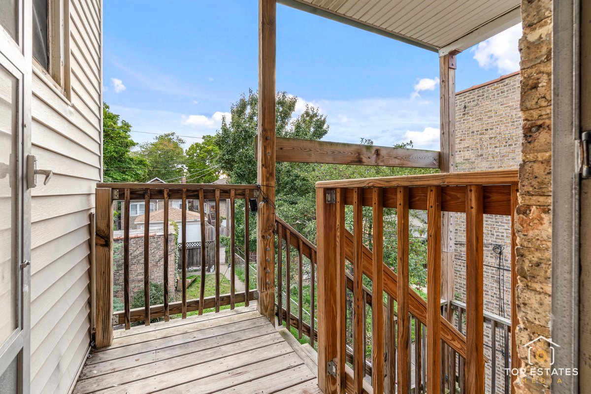 6738 N Rockwell Street #2, Chicago, IL 60645