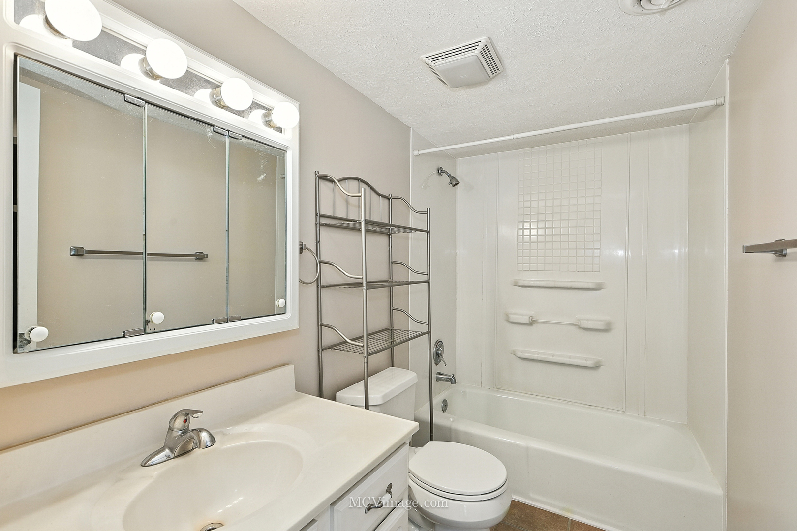 1040 Hirsch Boulevard #204, Calumet City, IL 60409