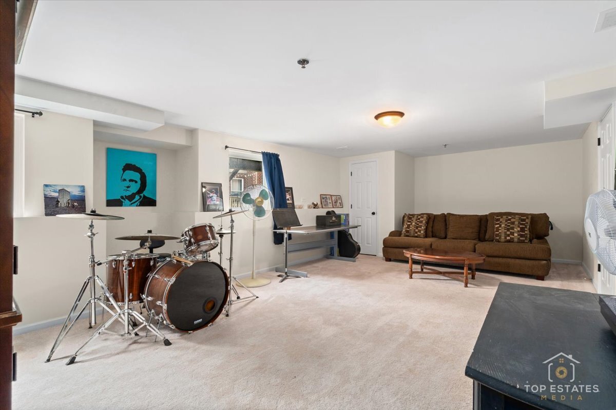 1651 PAULINE Circle #1651, Mundelein, IL 60060
