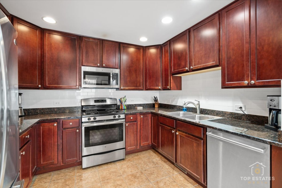 1651 PAULINE Circle #1651, Mundelein, IL 60060