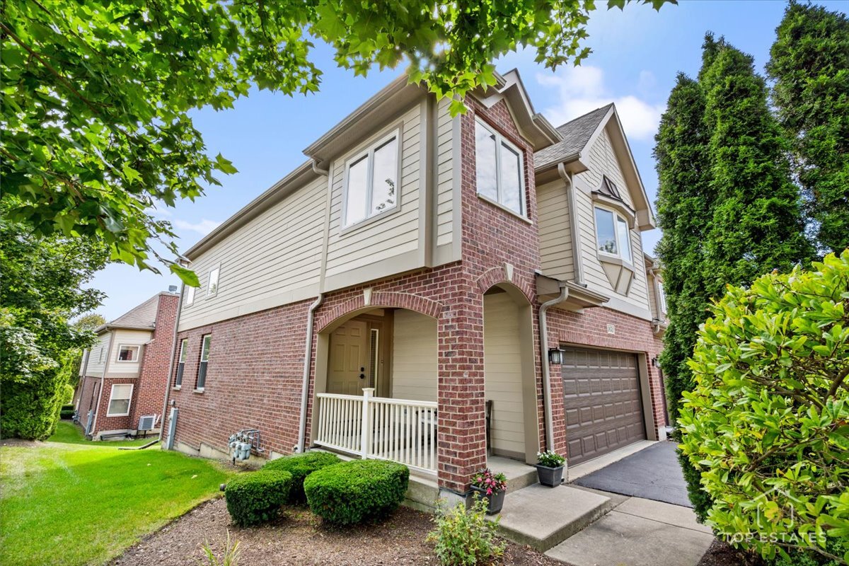 1651 PAULINE Circle #1651, Mundelein, IL 60060