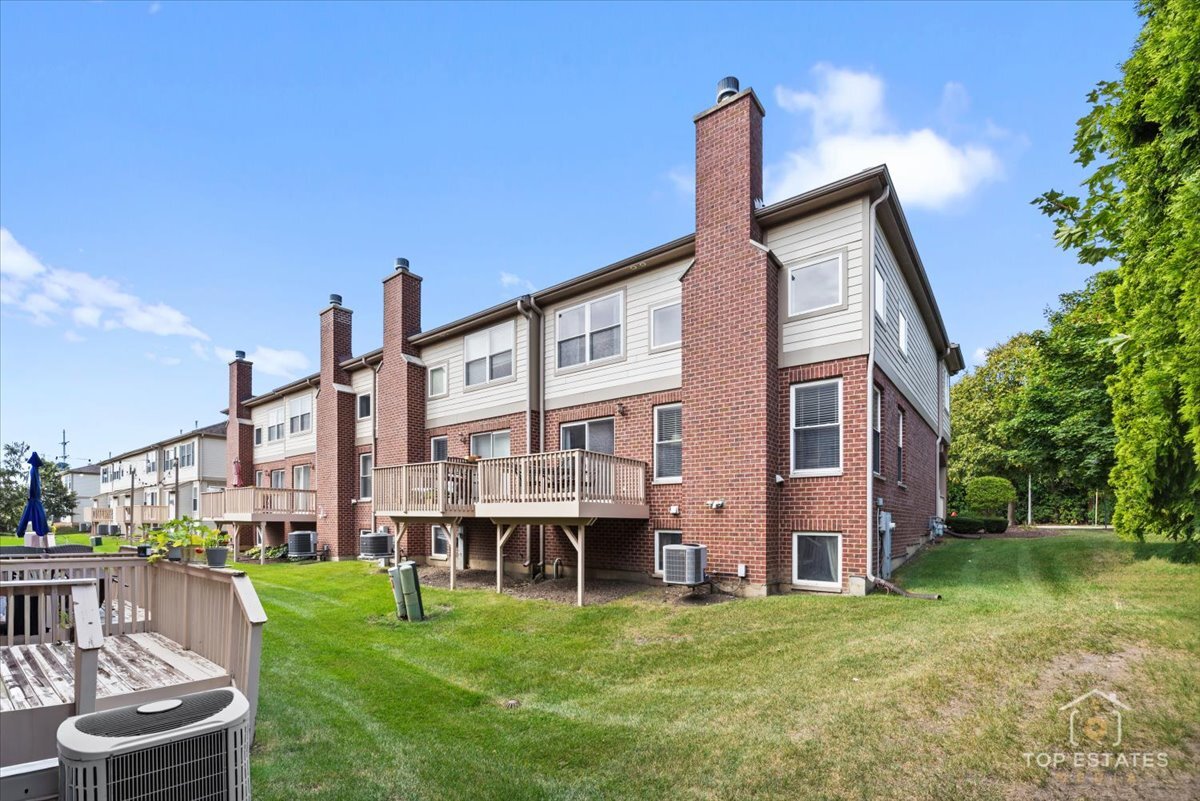 1651 PAULINE Circle #1651, Mundelein, IL 60060