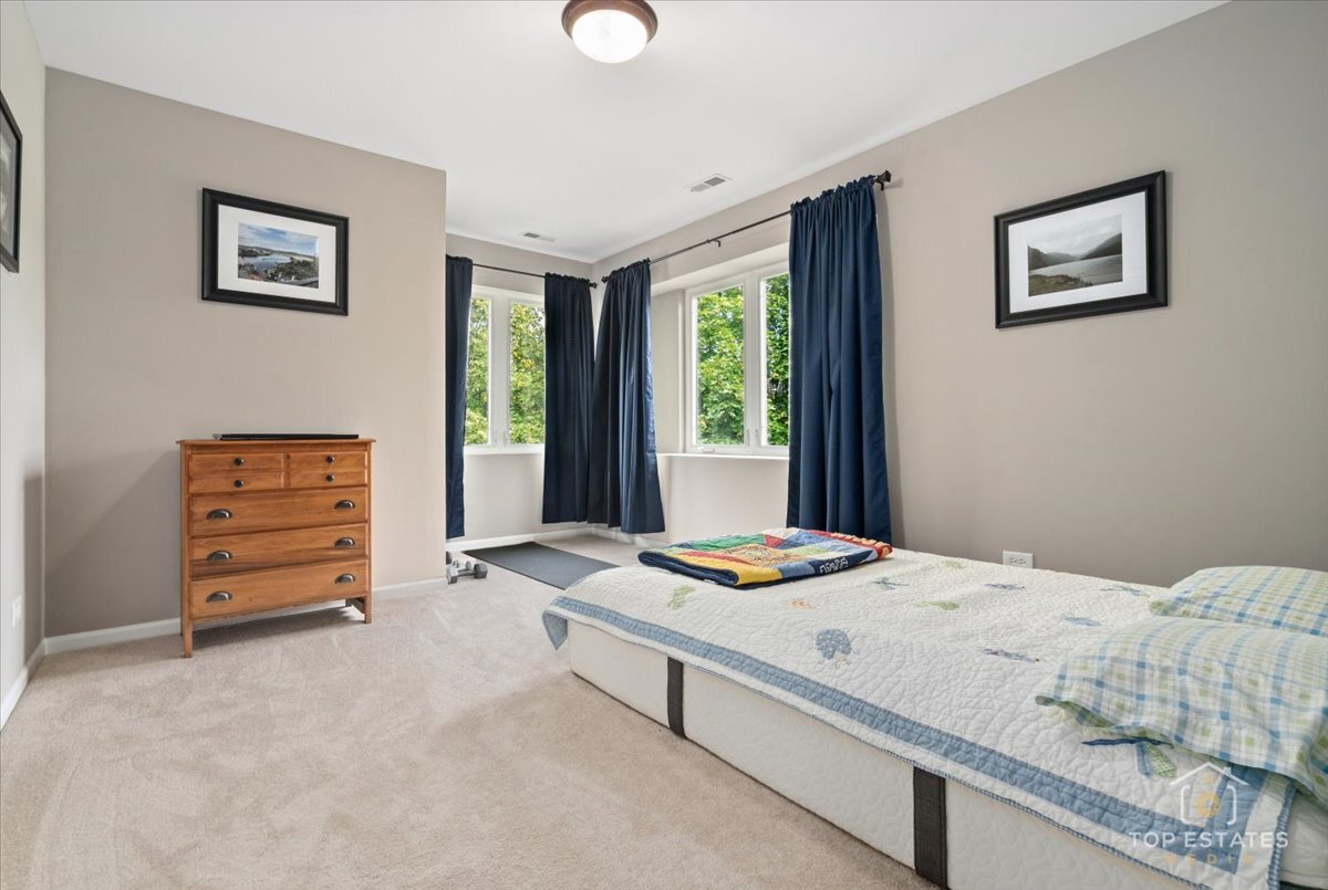 1651 PAULINE Circle #1651, Mundelein, IL 60060