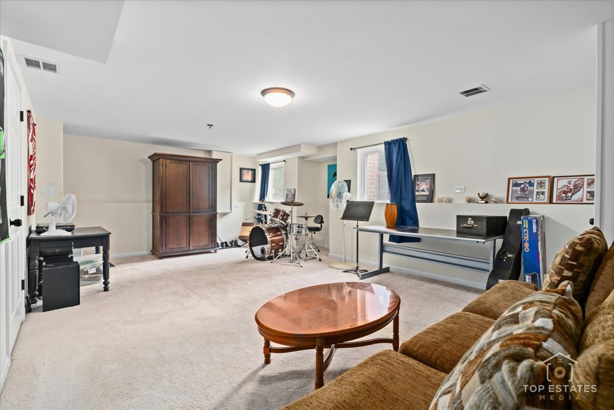 1651 PAULINE Circle #1651, Mundelein, IL 60060