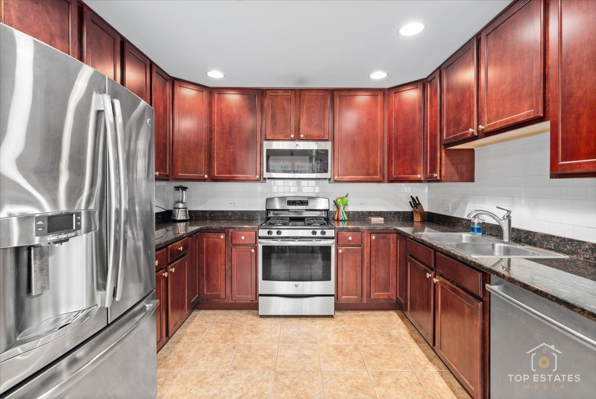 1651 PAULINE Circle #1651, Mundelein, IL 60060