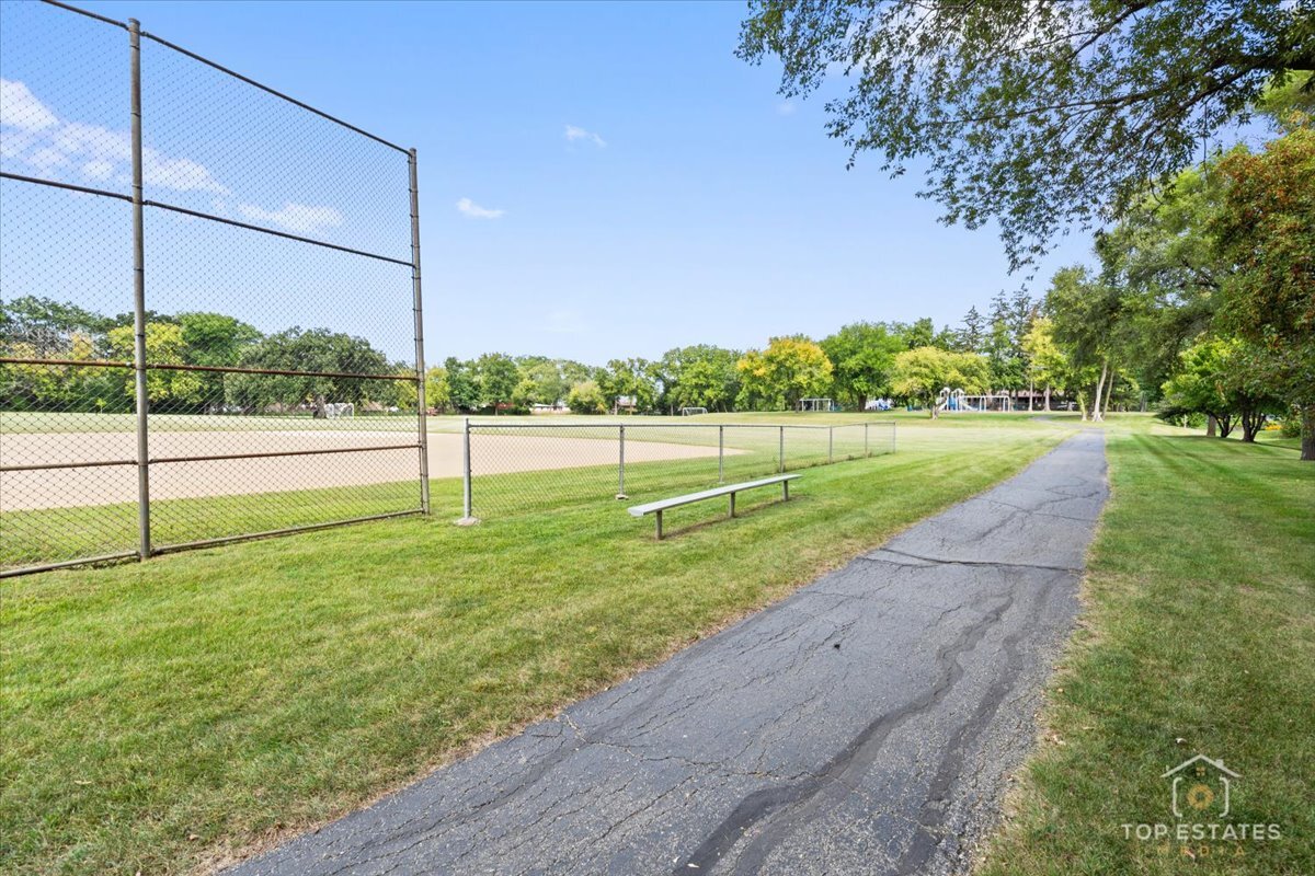 1651 PAULINE Circle #1651, Mundelein, IL 60060
