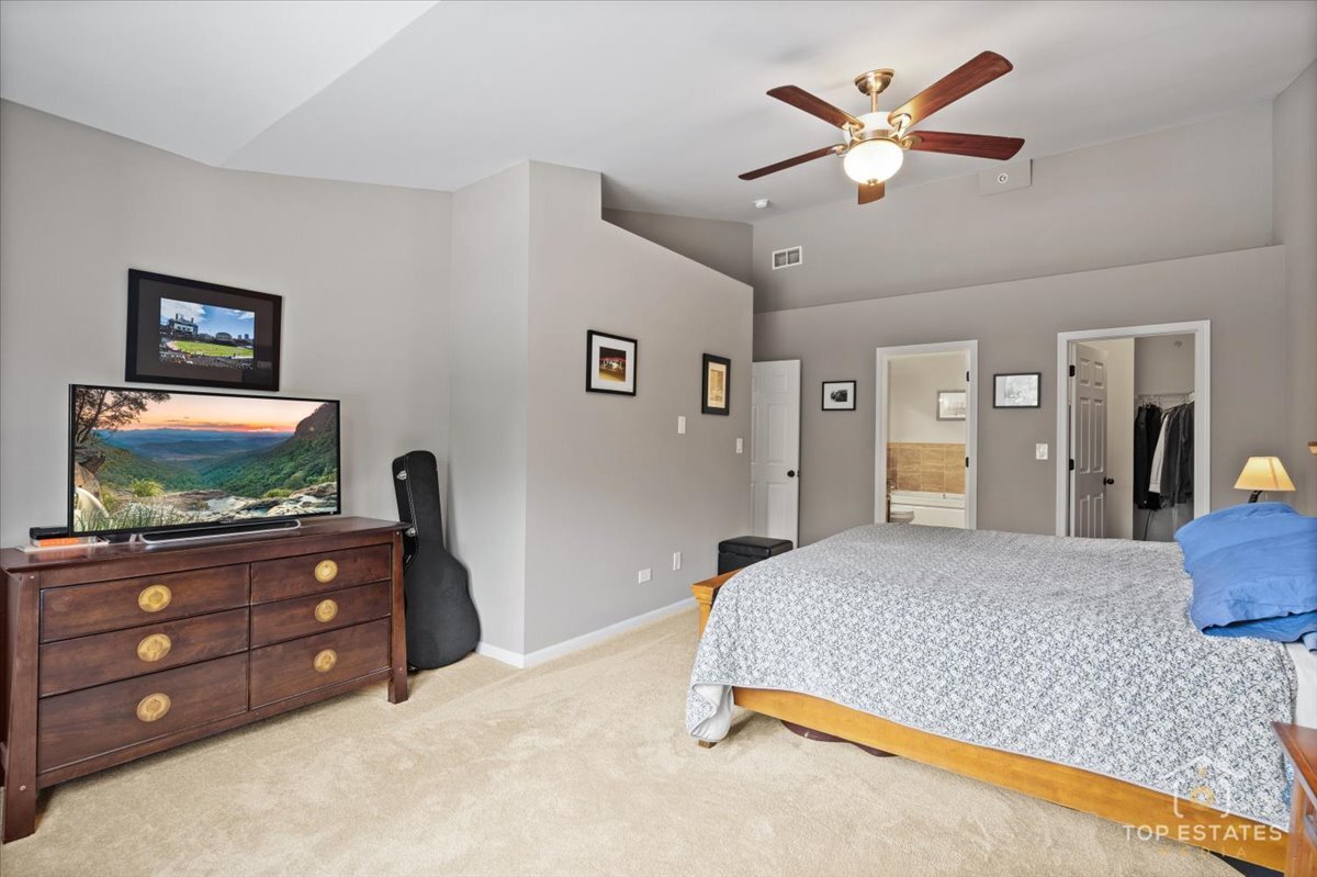 1651 PAULINE Circle #1651, Mundelein, IL 60060