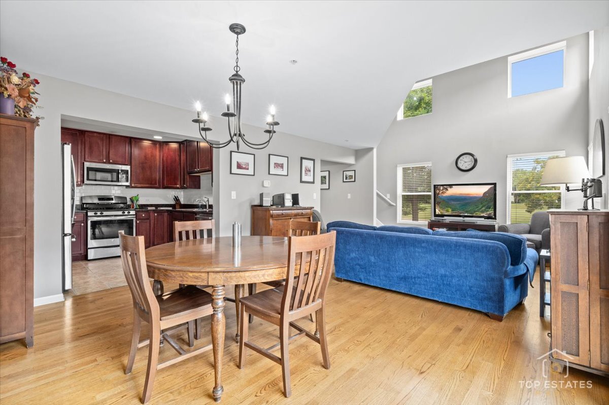 1651 PAULINE Circle #1651, Mundelein, IL 60060