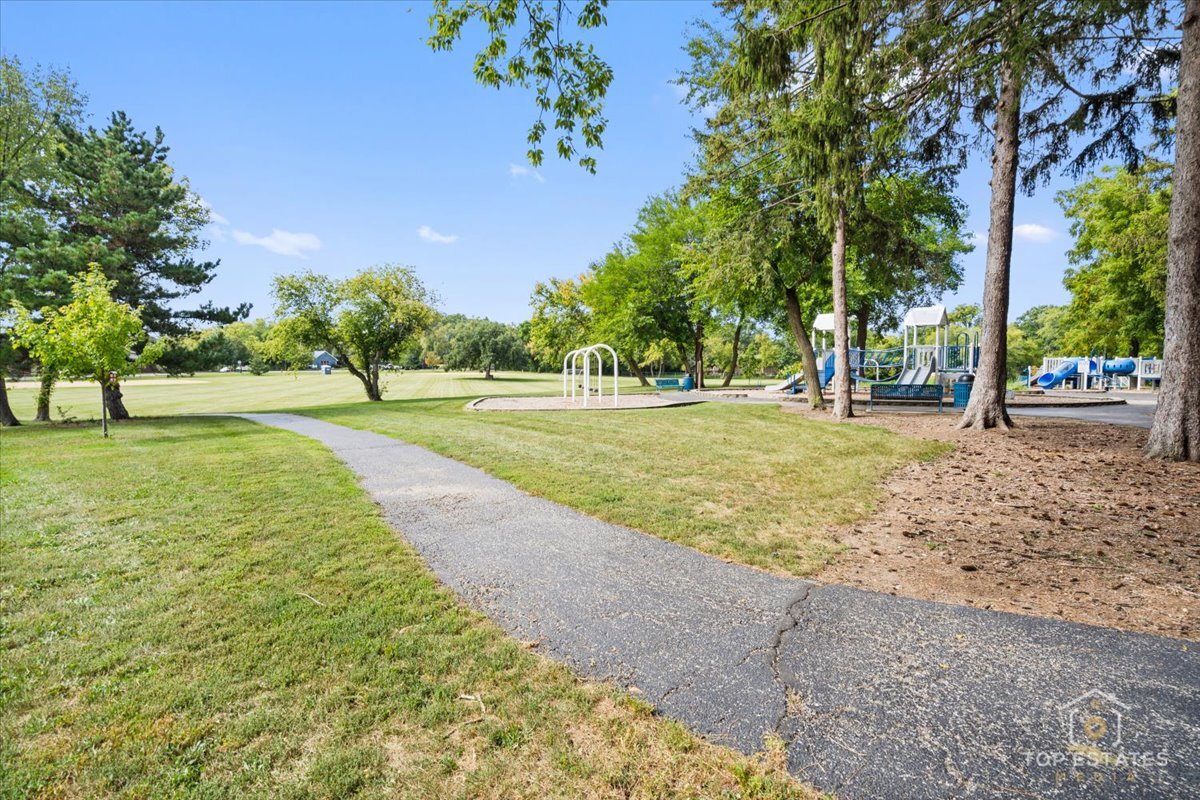 1651 PAULINE Circle #1651, Mundelein, IL 60060
