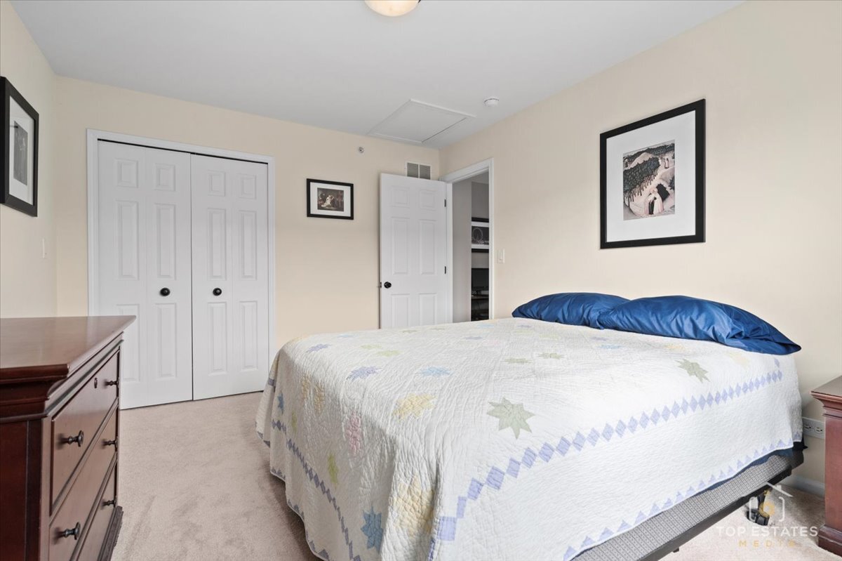 1651 PAULINE Circle #1651, Mundelein, IL 60060