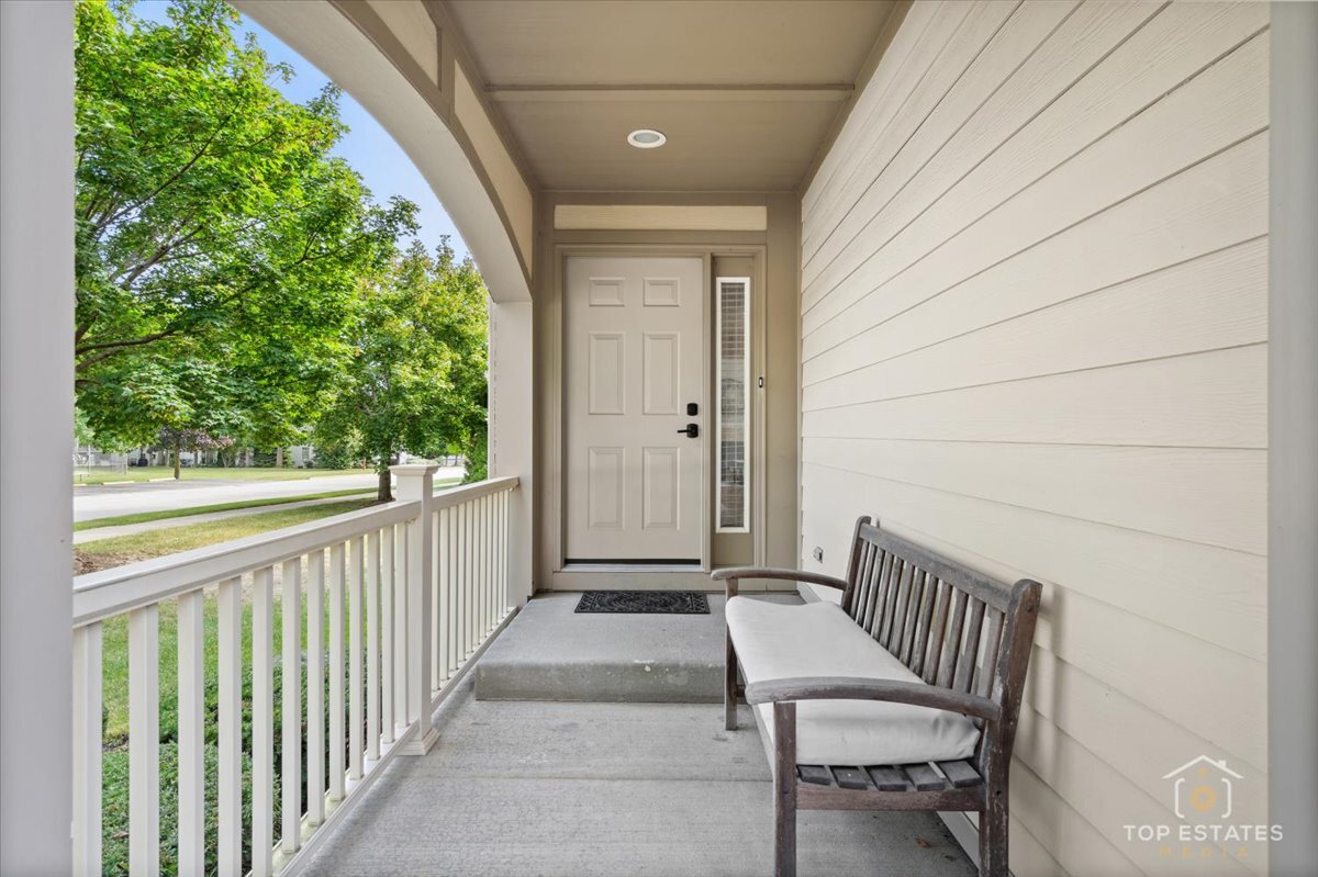 1651 PAULINE Circle #1651, Mundelein, IL 60060