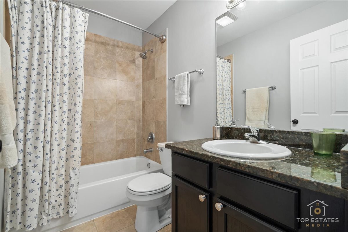 1651 PAULINE Circle #1651, Mundelein, IL 60060