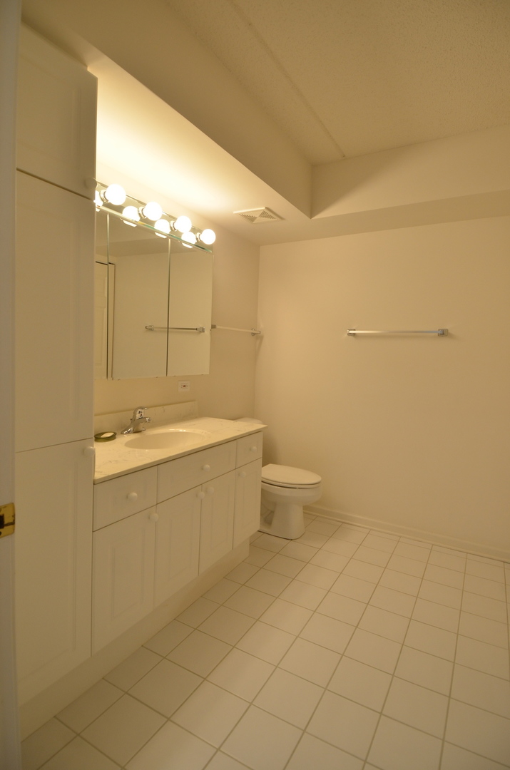 7061 W Touhy Avenue #307, Niles, IL 60714