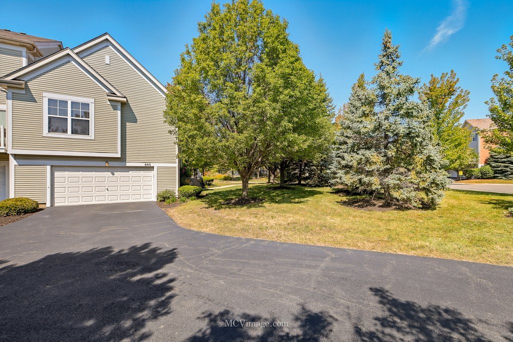 695 Station Boulevard, Aurora, IL 60504