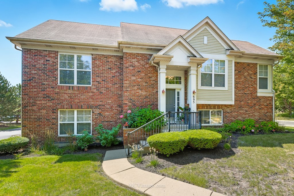 695 Station Boulevard, Aurora, IL 60504