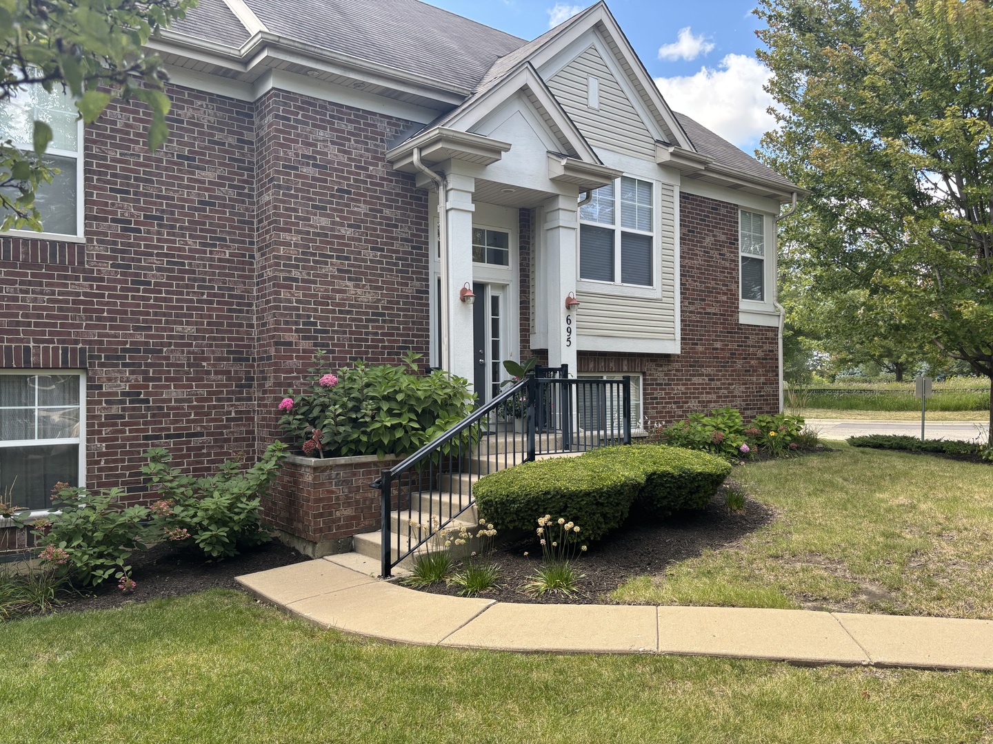 695 Station Boulevard, Aurora, IL 60504