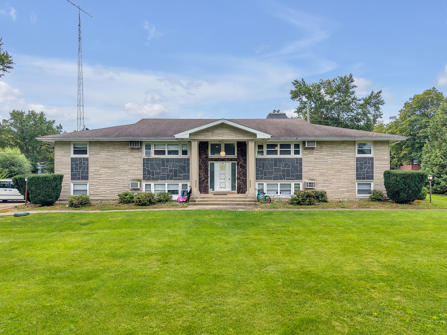 100 E Market Street, Piper City, IL 60959