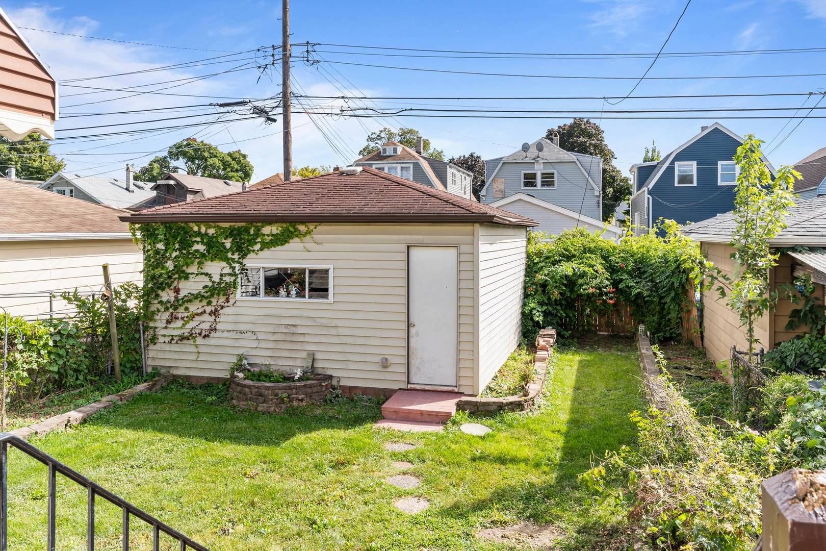 5941 W Waveland Avenue, Chicago, IL 60634