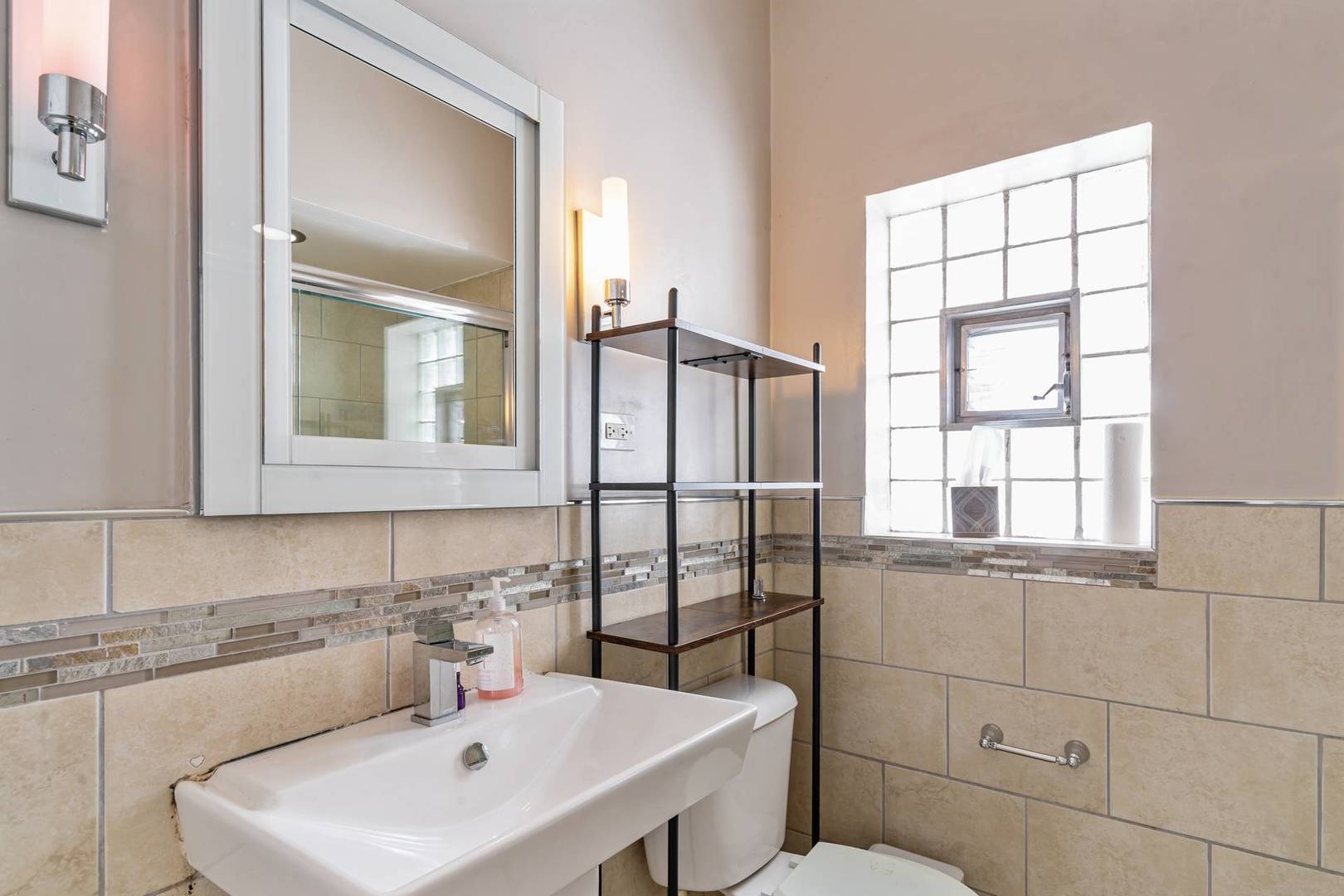 5941 W Waveland Avenue, Chicago, IL 60634