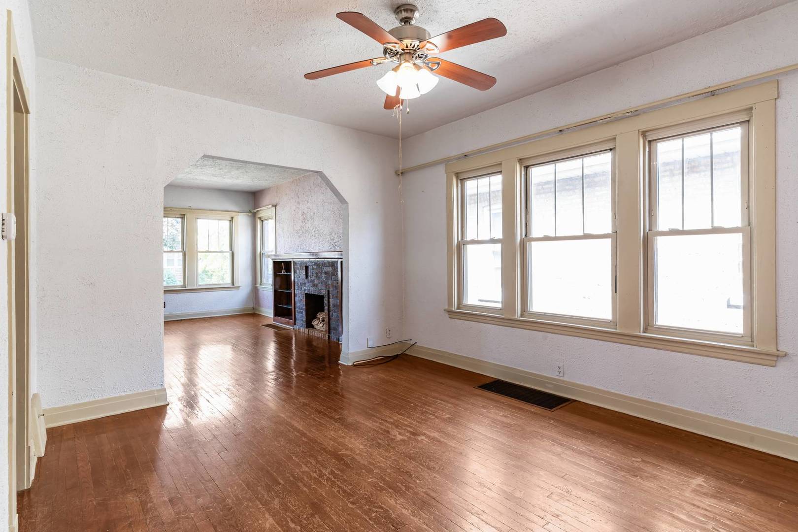 5941 W Waveland Avenue, Chicago, IL 60634