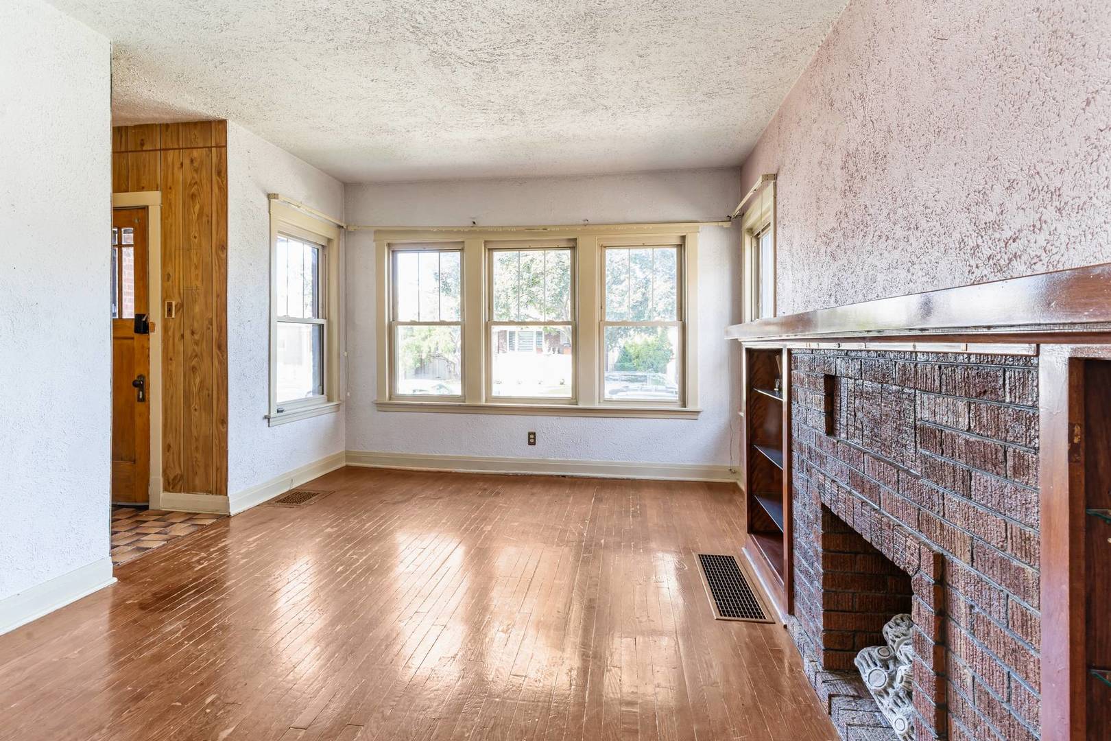 5941 W Waveland Avenue, Chicago, IL 60634