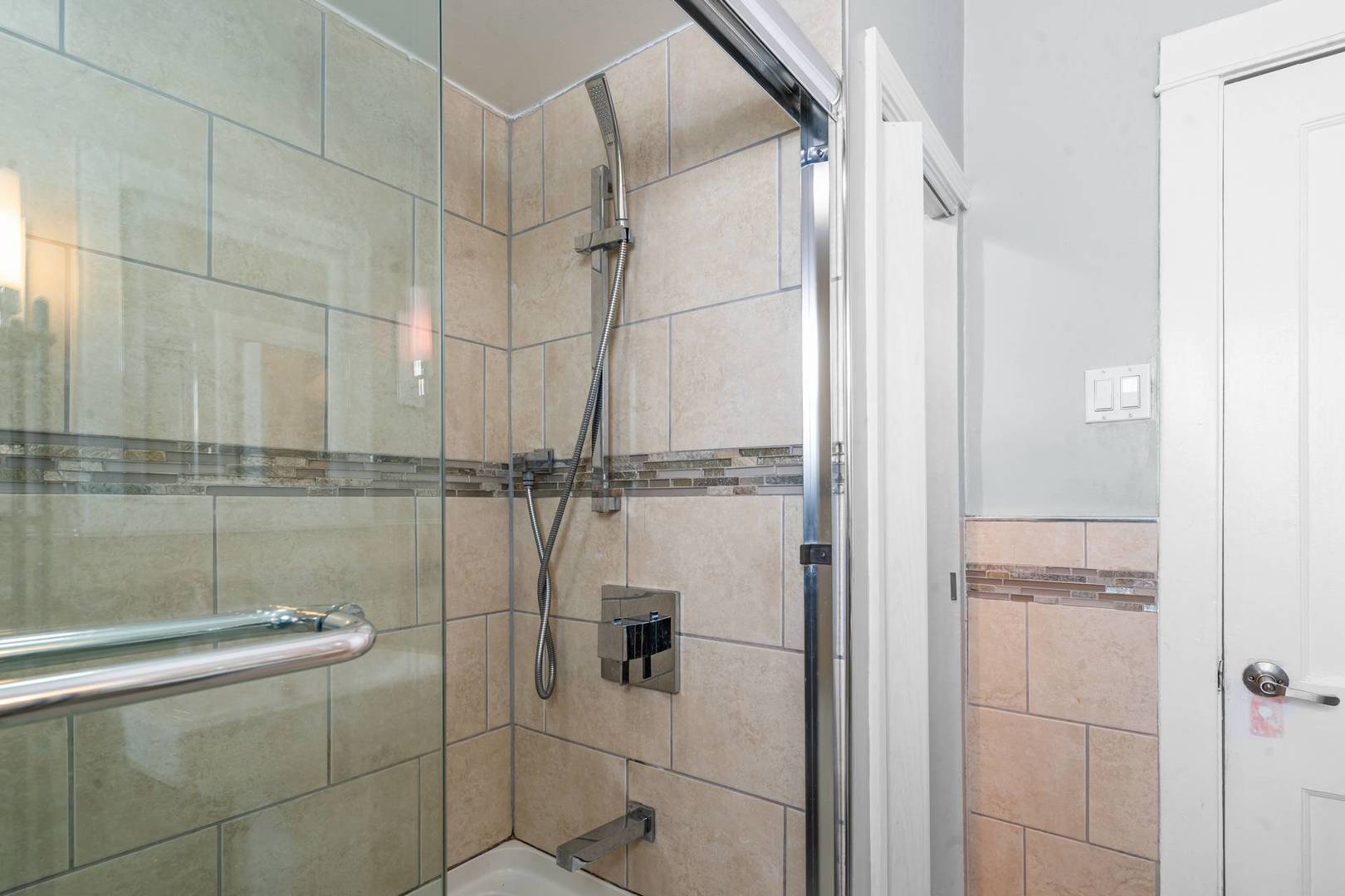 5941 W Waveland Avenue, Chicago, IL 60634