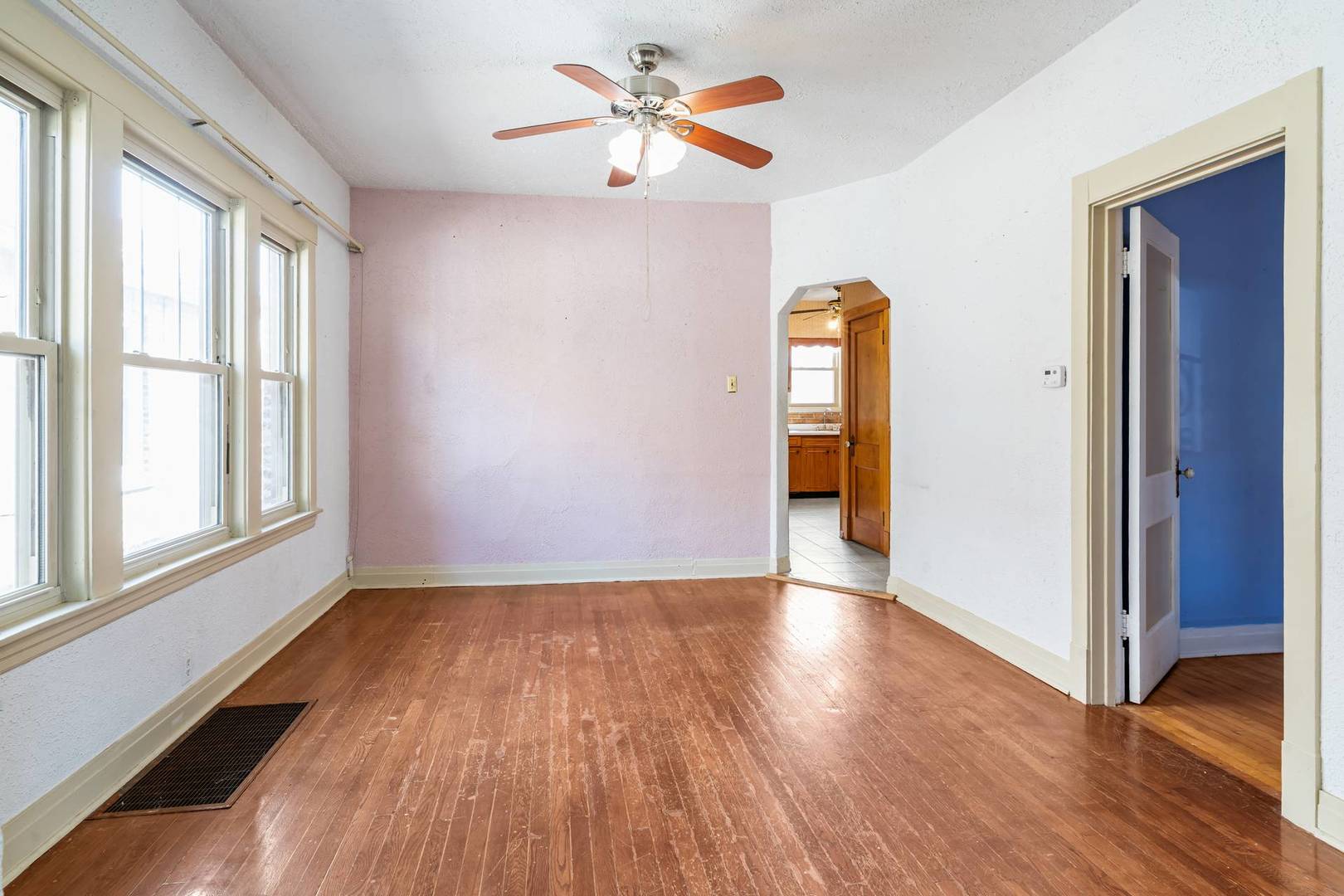 5941 W Waveland Avenue, Chicago, IL 60634
