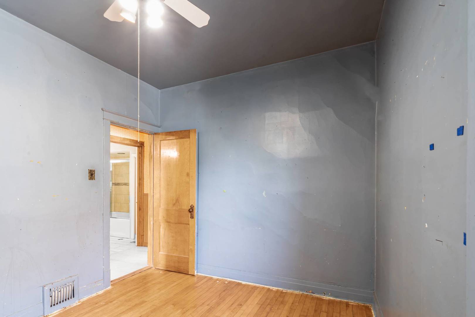 5941 W Waveland Avenue, Chicago, IL 60634