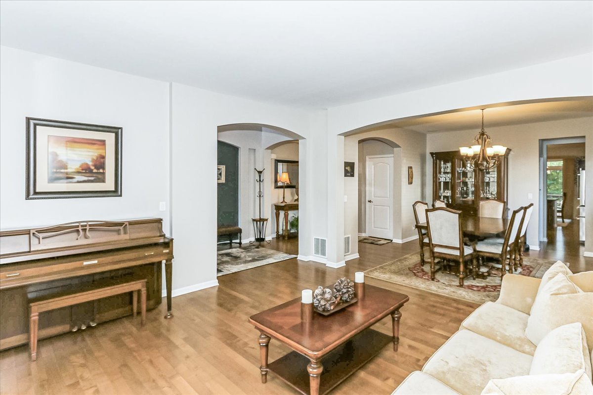 130 Regency Drive, Bartlett, IL 60103